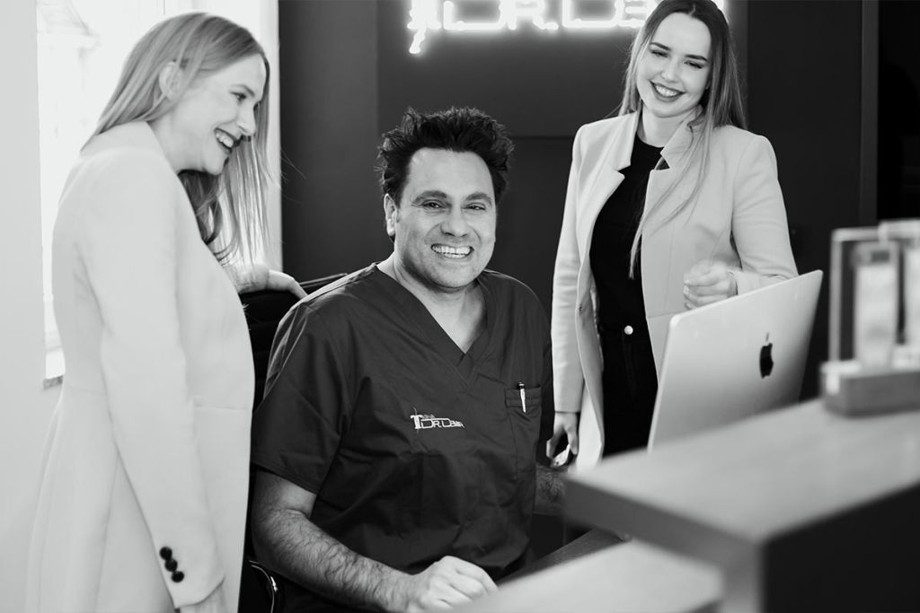 Schönheitschirurg Dr. Demir und seine Assistentinnen